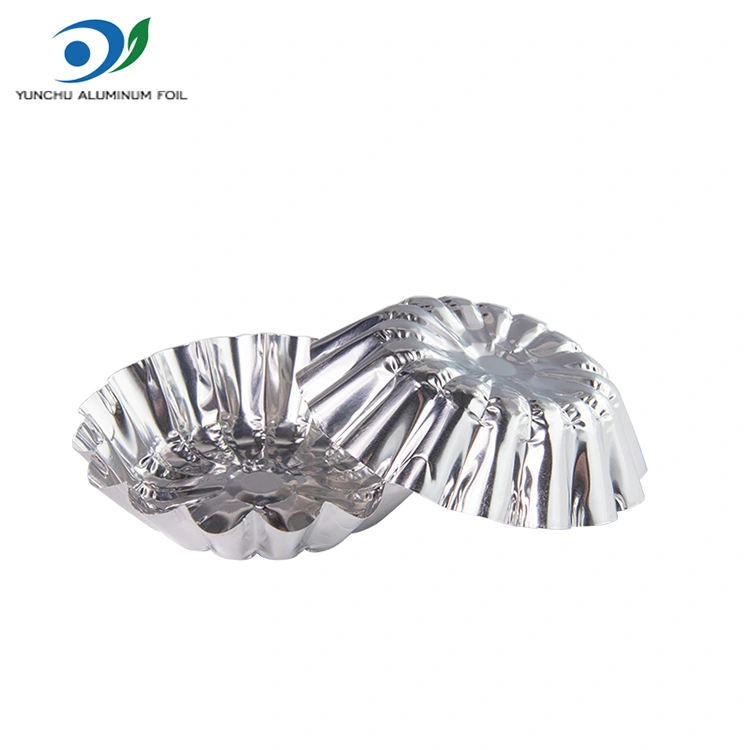 Tartile de ouă sunt coapte într -un recipient cu folie de aluminiu din argint cu friteuză din argint