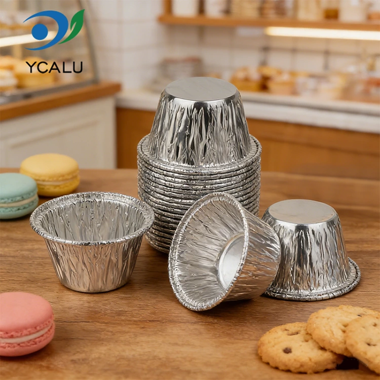 O singură dată, o friteuză rotundă mică pentru prăjituri. Recipiente pentru alimente din folie de aluminiu argintie O singură dată, o friteuză rotundă mică pentru prăjituri. Recipiente pentru alimente din folie de aluminiu argintie